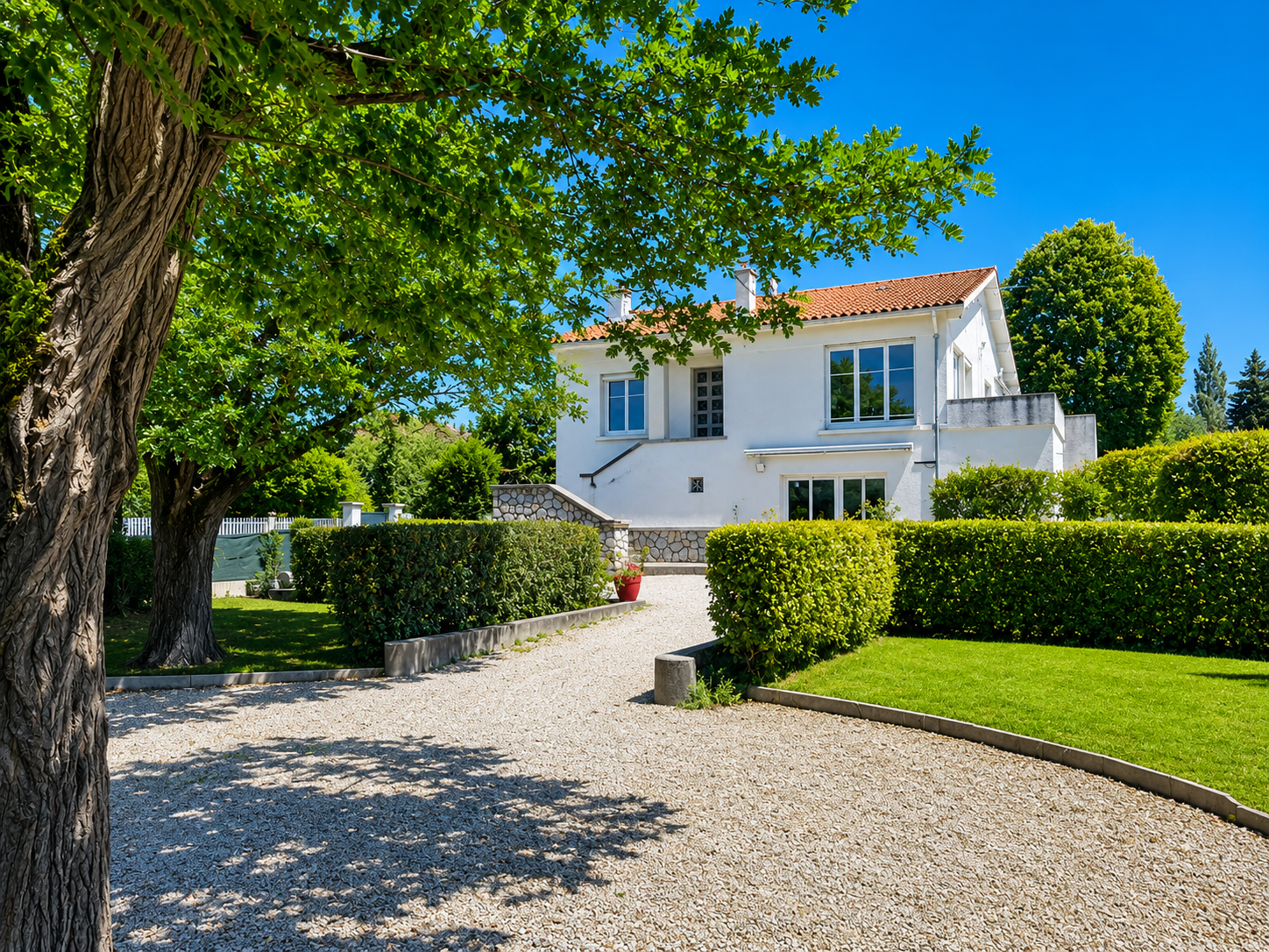MAISON PROCHE CENTRE VILLE AVEC JARDIN PISCINE CHAUFFEE ET C